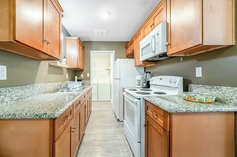 Business Apartment | Private kitchen | Full-size fridge, microwave, oven, coffee/tea maker