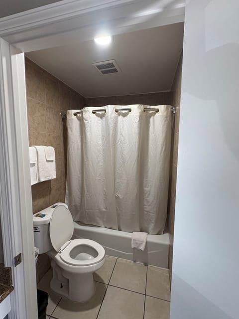 Combined shower/tub, rainfall showerhead, towels, shampoo