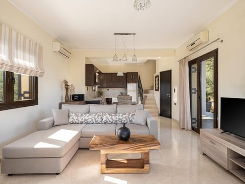 Superior Villa | Living area | 40-inch flat-screen TV with cable channels, TV