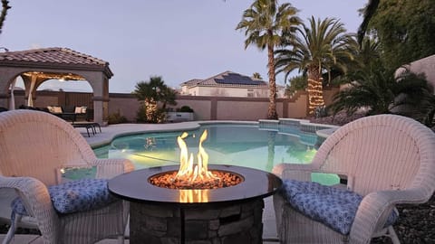 Outdoor firepit. (2 propane tanks, generally filled, but not guaranteed full)
