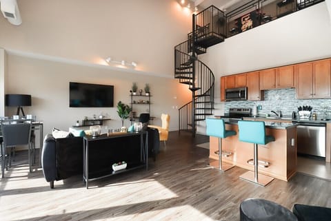 Step into this expansive condo adorned with impeccable décor, offering ample space and stylish ambiance for your ultimate comfort and enjoyment.