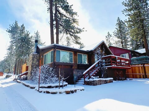 Snow covered Big Bear Cool Cabins, Boulder Pines