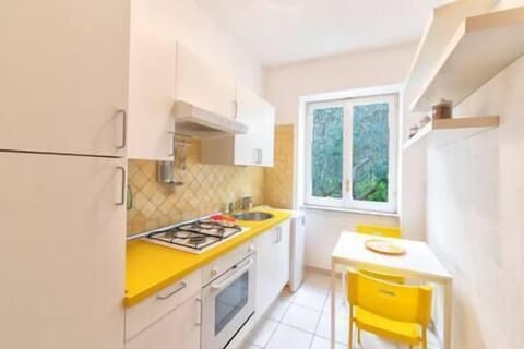 cucina completa indipendente ed abitabile con accessori descritti