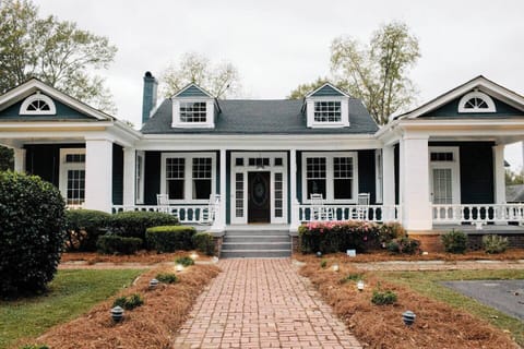 Welcome to the house of your dreams! Let our home be the base for a perfect River Region visit.