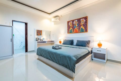 Deluxe Double Room, Bathtub, Sea View | In-room safe, blackout drapes, iron/ironing board, free WiFi