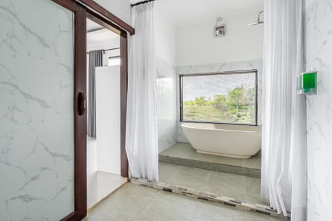 Deluxe Double Room, Bathtub, Sea View | Bathroom | Free toiletries, hair dryer, towels, soap