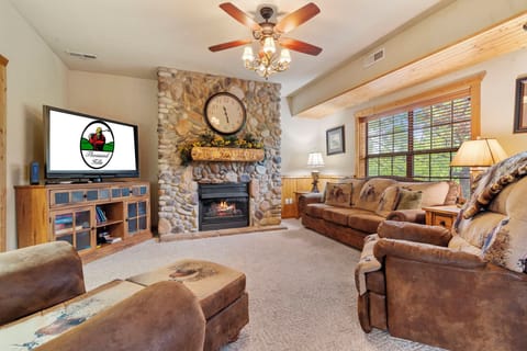 Living Room - Cable TV and Seasonal Fireplace