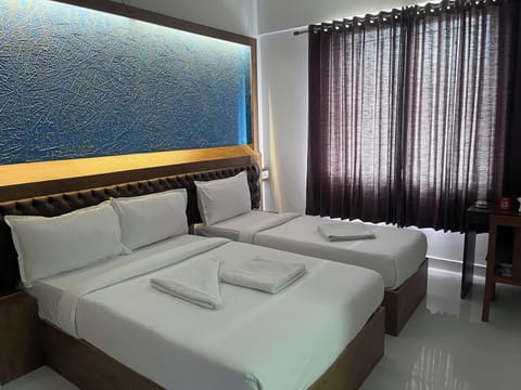 Deluxe Triple Room | Soundproofing, bed sheets