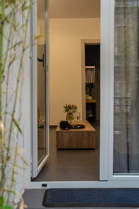 Junior Room | Minibar, in-room safe, desk, laptop workspace