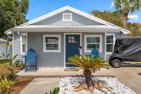 Cozy beach cottage 1 block from the beach