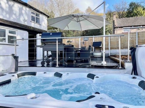 Beautiful patio with barbecue, playground and large jacuzzi