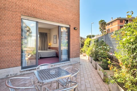 Business Double Room, 1 King Bed, Garden View | Terrace/patio
