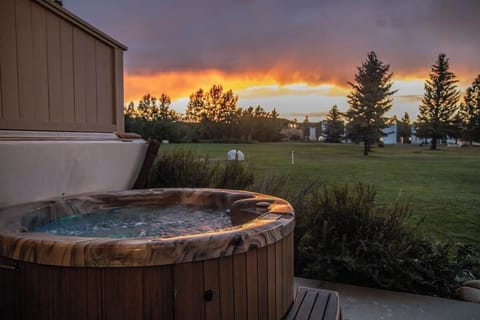 Stunning sunsets from the hot tub. Seats 4.