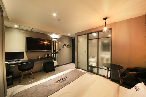 Standard Room, 1 Double Bed | Premium bedding, blackout drapes, soundproofing, free WiFi