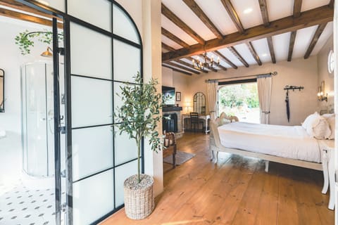 Dome Standard | Minibar, in-room safe, desk, WiFi (free)