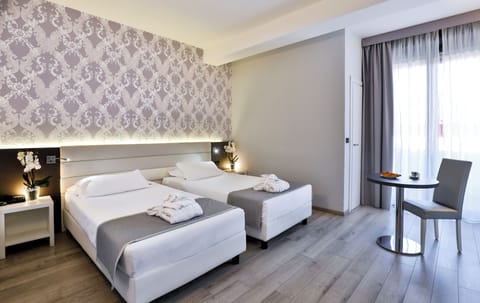 Deluxe Doppia, balcone | Minibar, desk, free WiFi, bed sheets