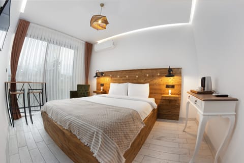 Romantic Room, 1 Double Bed, Smoking, Garden View | Premium bedding, Select Comfort beds, minibar, desk