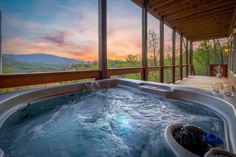 Private outdoor hot tub!