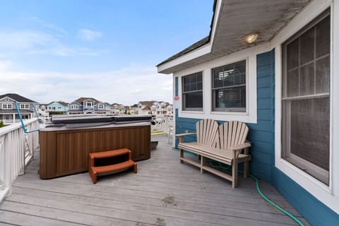 BU18R: White Dolphin (Right) | Top Level Sun Deck w/ Hot Tub