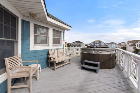 BU18L: White Dolphin (Left) | Top Level Sun Deck w/ Hot Tub