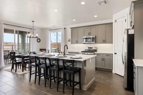 Fully Equipped Kitchen with 4 Barstools