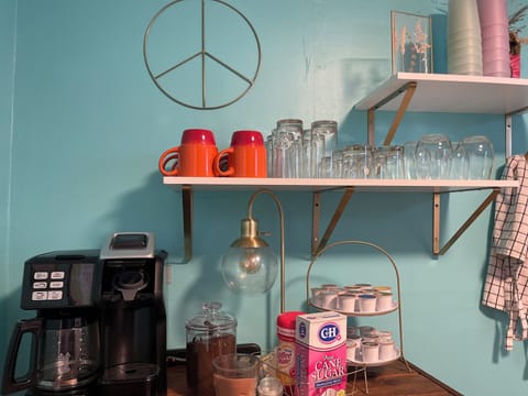 coffee/tea bar, local ground coffee and induvial pods with coffee, decaf, tea