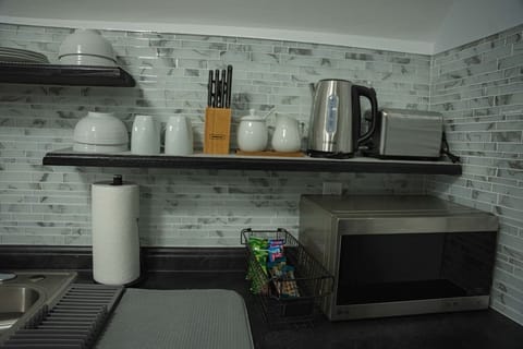 Kitchen appliances & cutlery