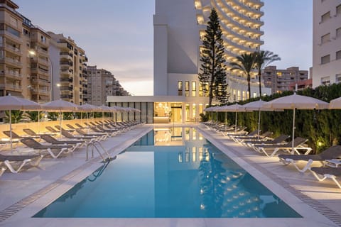 Outdoor pool, pool umbrellas, sun loungers