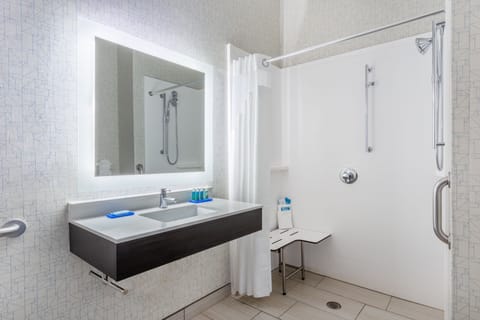 Combined shower/tub, free toiletries, hair dryer, towels