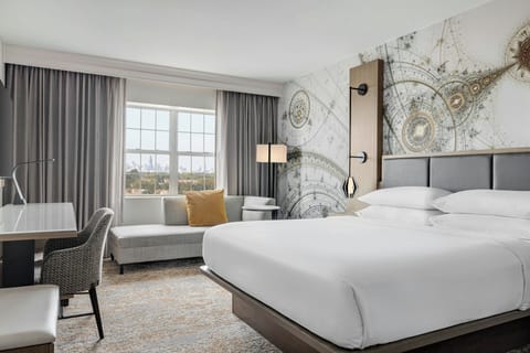 Executive Suite, 1 King Bed with Sofa bed | Premium bedding, in-room safe, desk, iron/ironing board