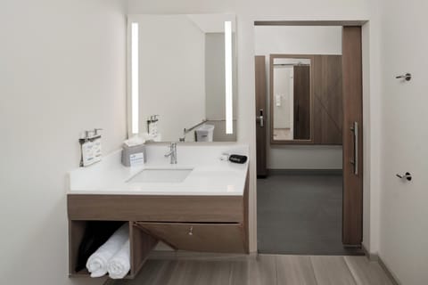 Room, 1 King Bed, Accessible (Communications, Mobil, Roll-In Shower) | Hypo-allergenic bedding, desk, laptop workspace, blackout drapes