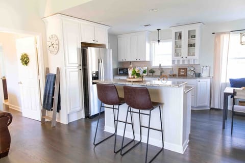 Pot yourself a glass of wine and make yourself comfortable in our kitchen! You’ll love to cook at The BarHouse. 