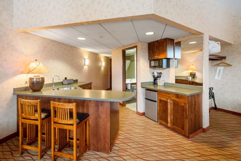 Master Suite | Living area | 49-inch LED TV with cable channels, TV