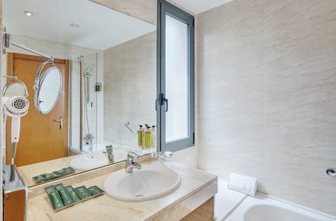 Bathtub, free toiletries, hair dryer, bidet