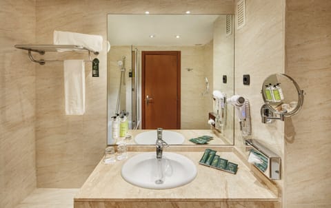 Bathtub, free toiletries, hair dryer, bidet