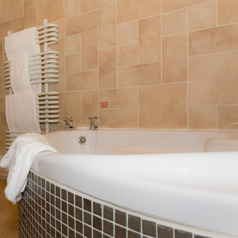 Penthouse with 2 Balconies with View (Emperor Hadrian) | Bathroom | Combined shower/tub, free toiletries, hair dryer, towels