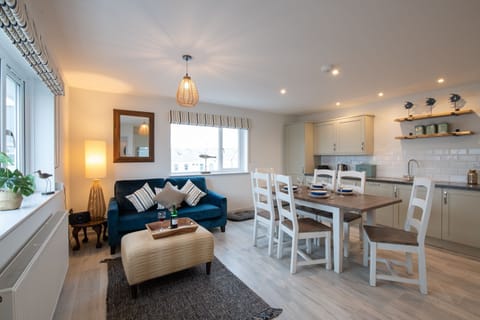 Kittiwake Cottage dining area