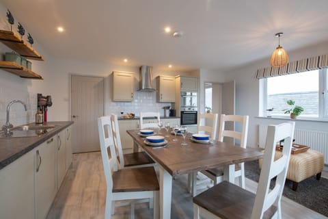 Kittiwake Cottage diner kitchen