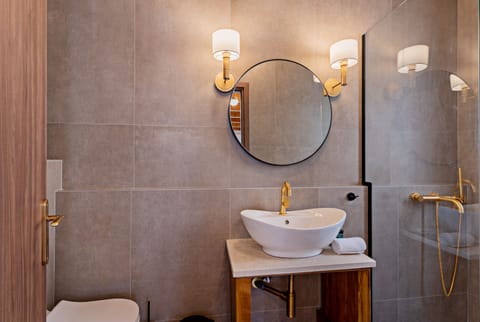 Luxury Double Room | Bathroom | Shower, rainfall showerhead, free toiletries, hair dryer