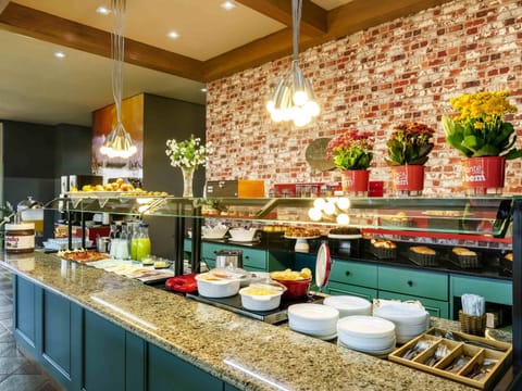 Daily buffet breakfast for a fee