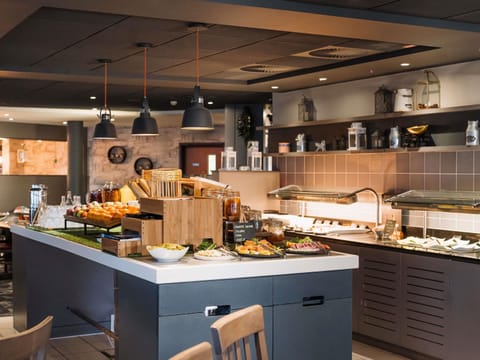 Daily buffet breakfast (GBP 16.50 per person)