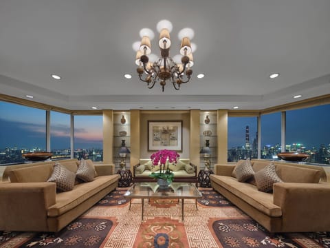 Presidential Suite | Premium bedding, in-room safe, desk, blackout drapes