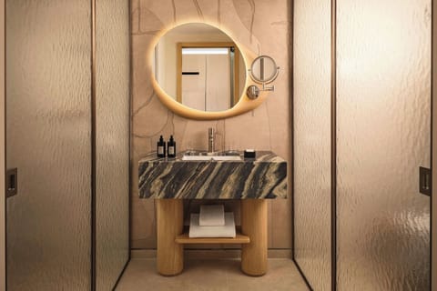 Premier Room, 1 King Bed, Balcony | Bathroom | Free toiletries, hair dryer, bidet, towels