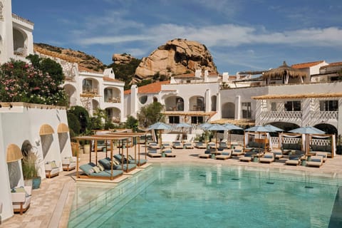 Seasonal outdoor pool, free cabanas, pool umbrellas