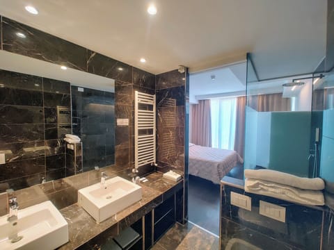 Superior Double Room | Bathroom | Rainfall showerhead, free toiletries, hair dryer, bidet