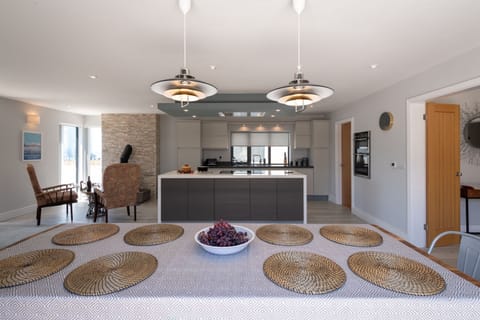 Trem Y Don Dining Table