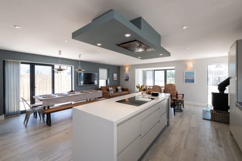 Trem Y Don Kitchen Island