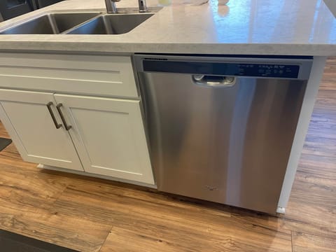 Full size stainless diswhasher