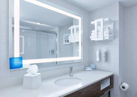 Combined shower/tub, hair dryer, towels