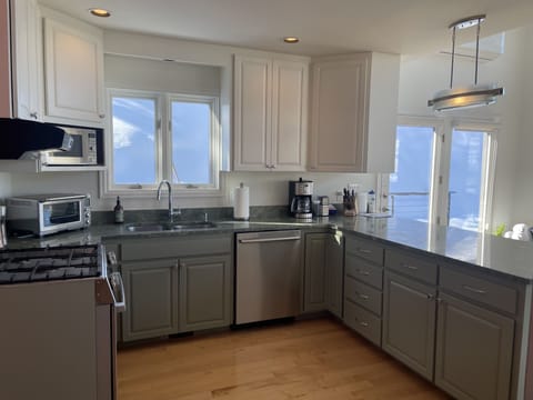 High-end appliances, no noise dishwasher, Bosch oven/stove and refrigerator